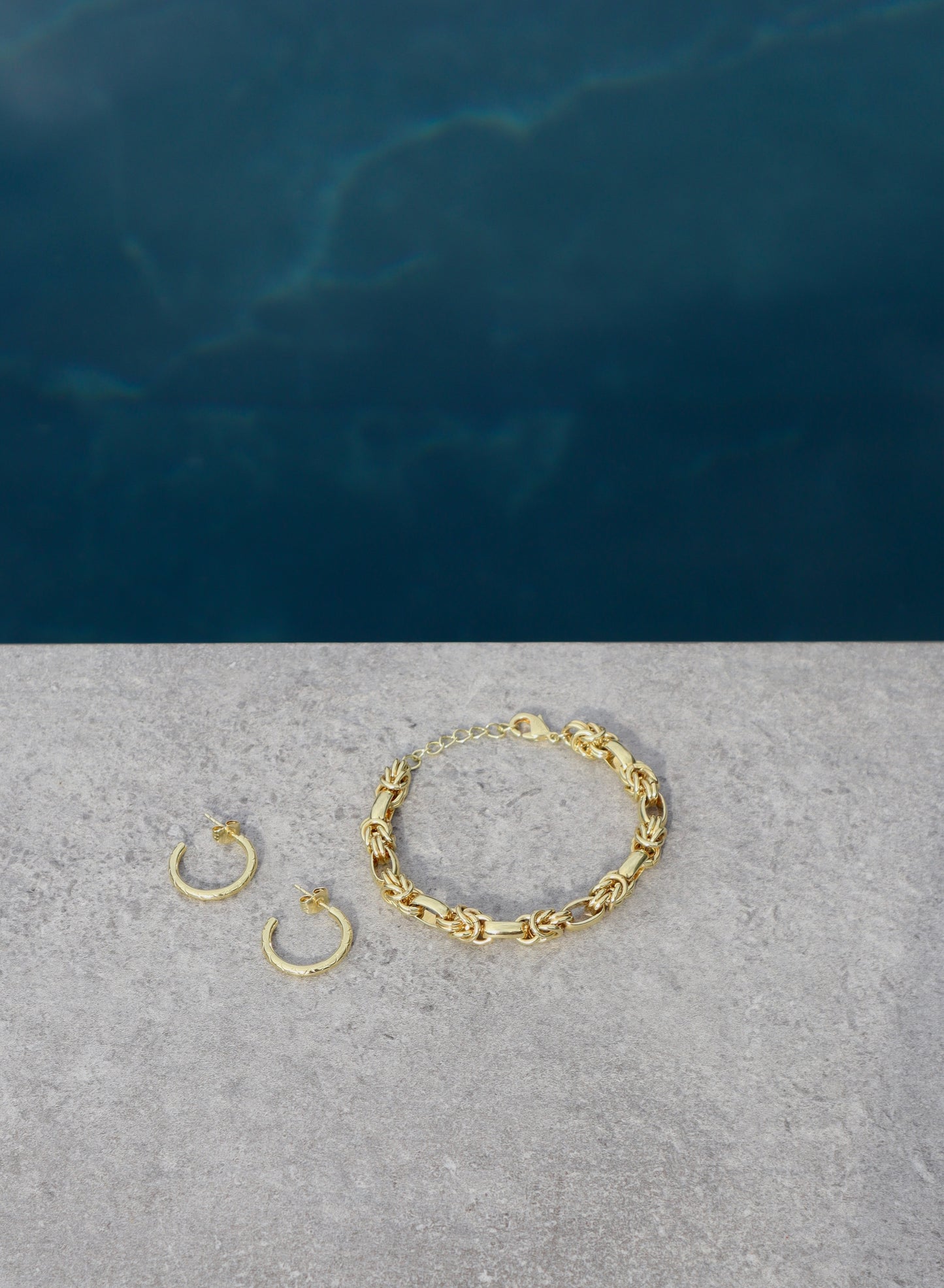 Armband mit gewundenen Elementen  | Gold