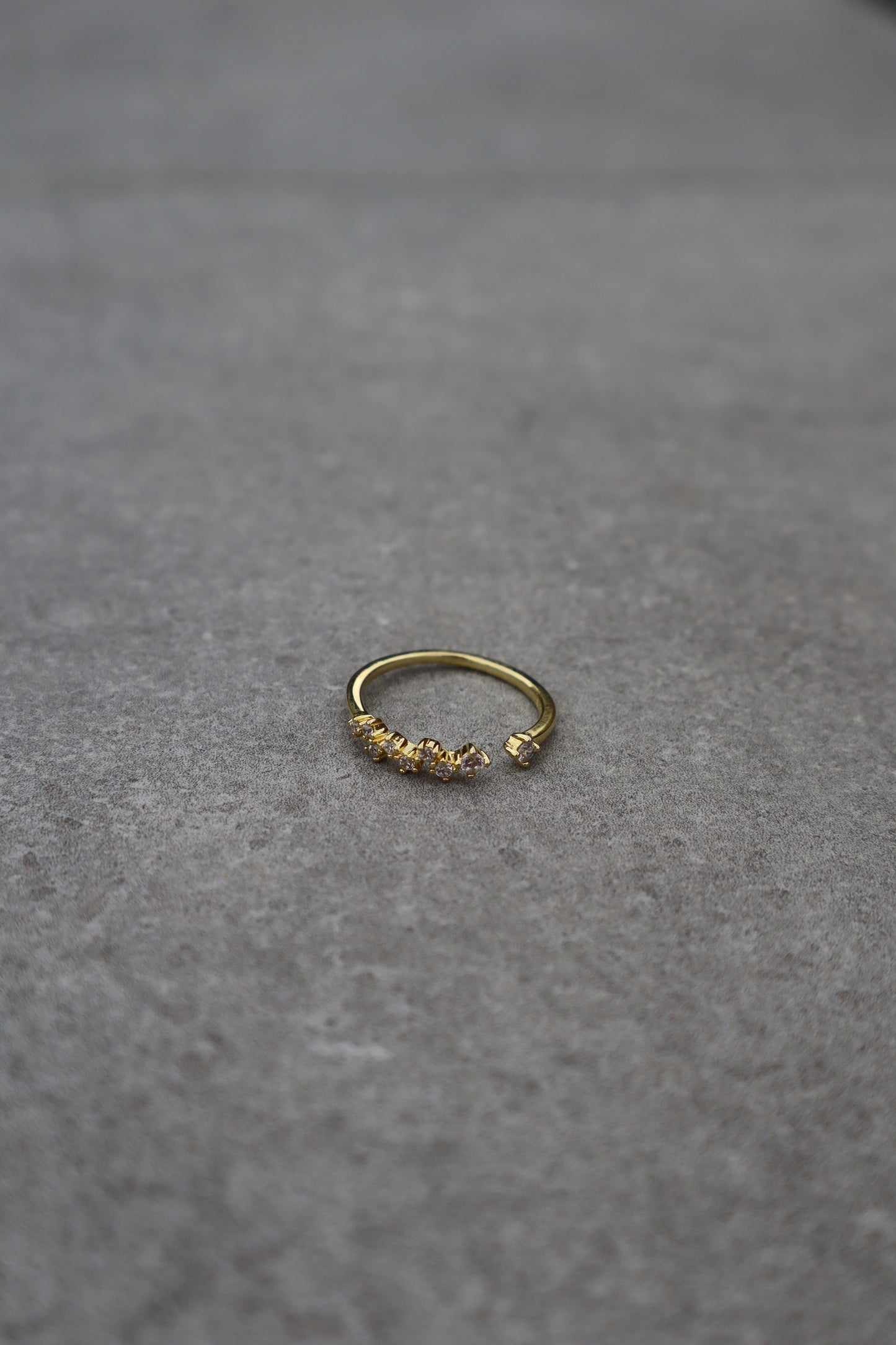 Narrow ring with stones | Gold